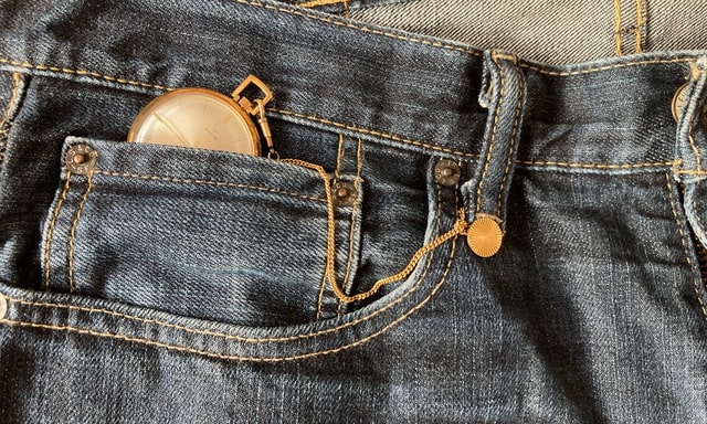 Malá kapsa na džínách s kapesními hodinkami.