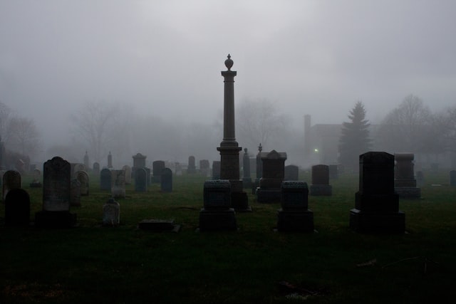 Hřbitov s hroby.