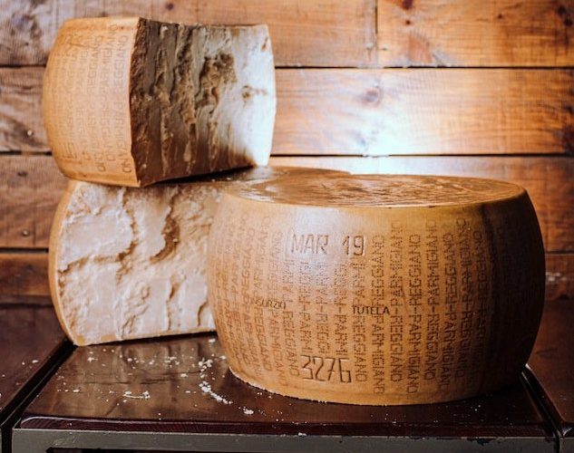 Bochníku sýru Parmigiano Reggiano.
