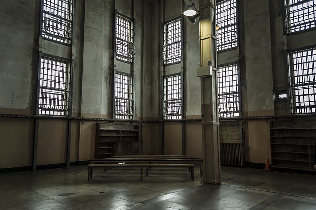 Vězení se zamřížovanými okny.