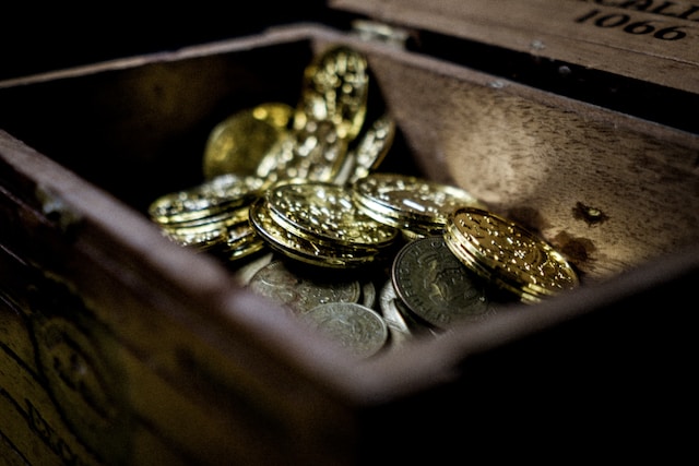 Zlaté mince v truhle.