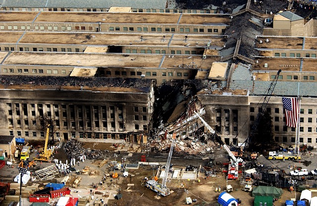 Poničená budova Pentagonu po teroristickém útoku.