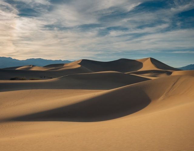 Písečné duny na poušti.